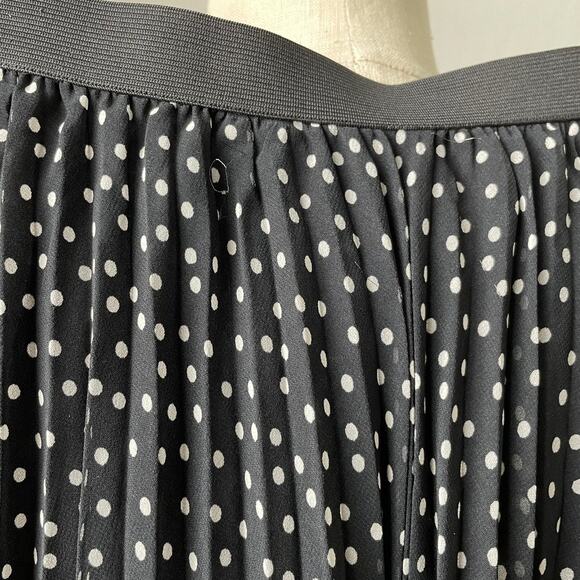 H&M Black with White Polka Dots Pleated Mini Skirt - Picture 2 of 6